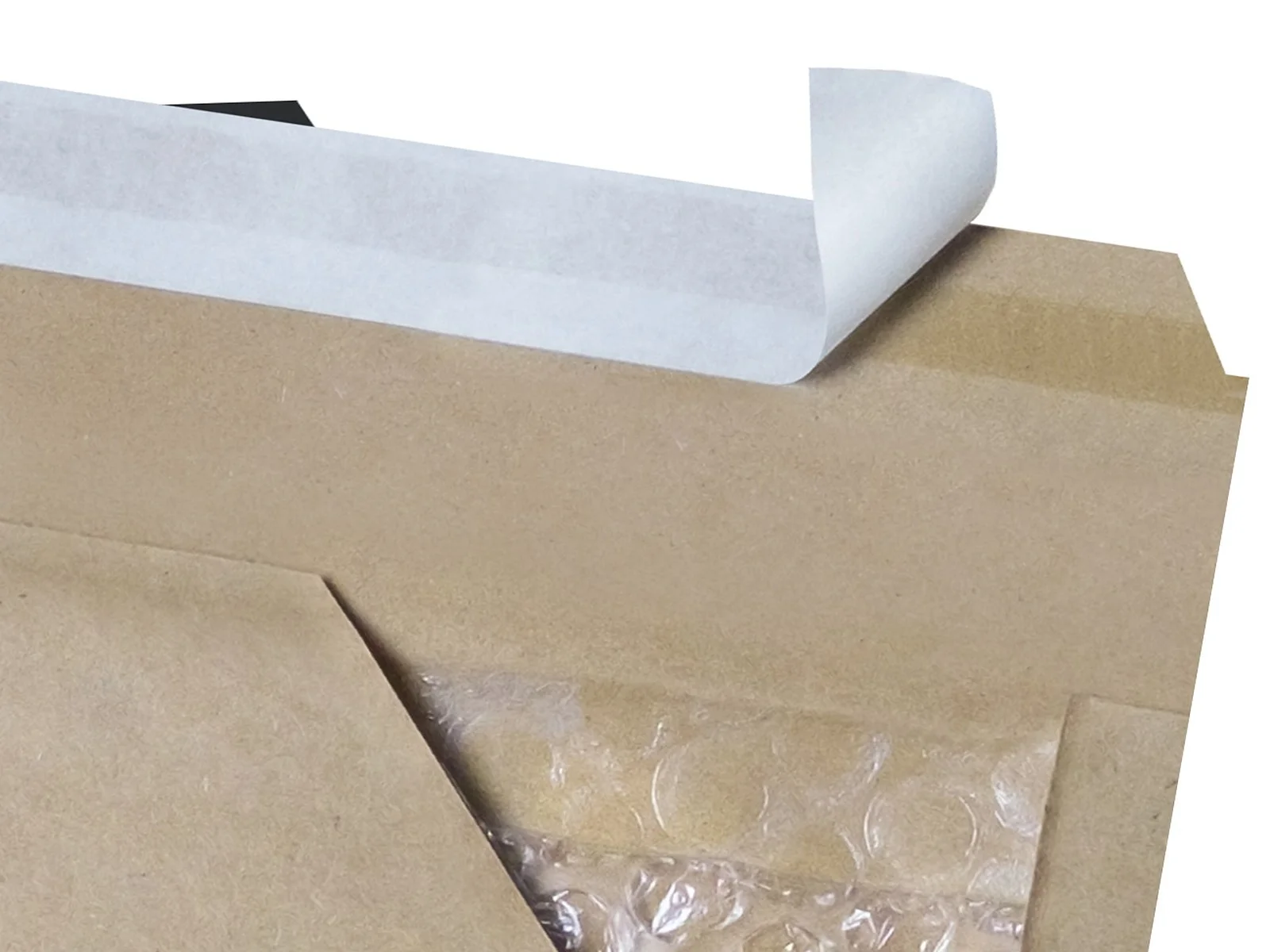 Enveloppe kraft brun découpée sur le film à bulles intérieur