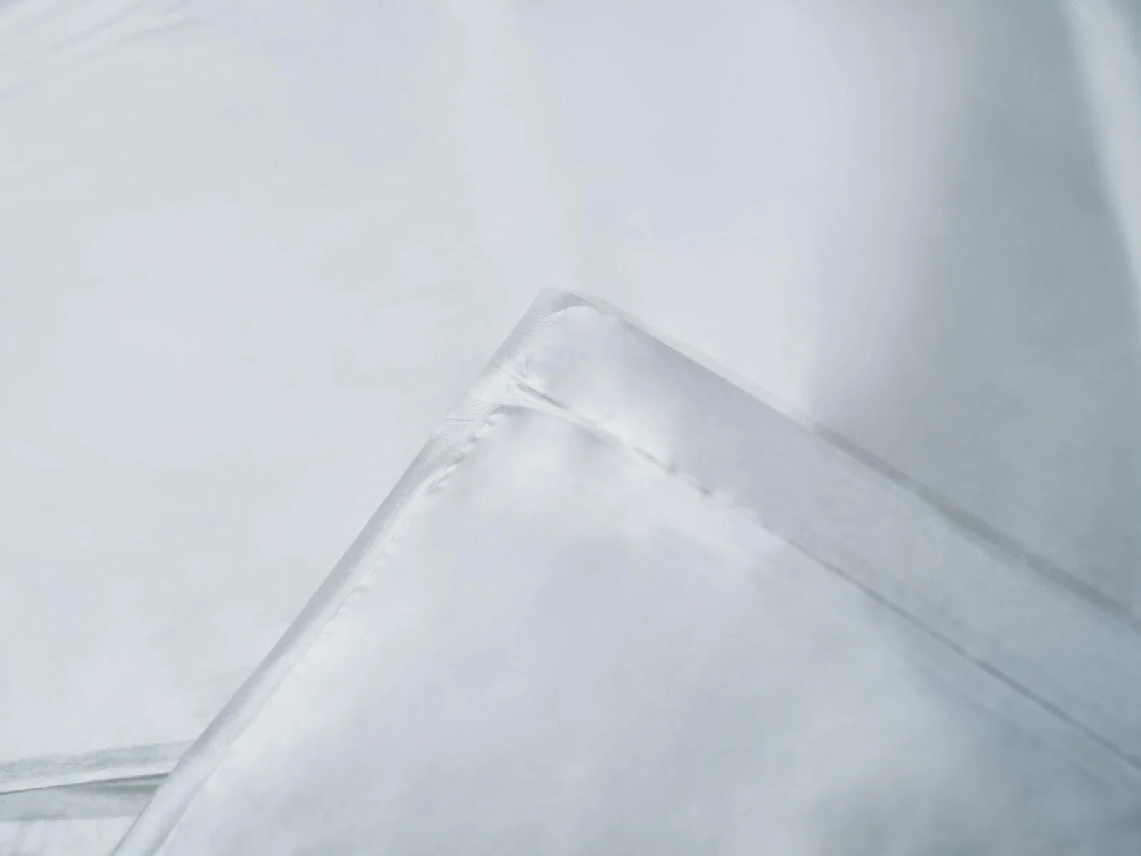 Enveloppe plastique transparente posée sur des enveloppes blanches